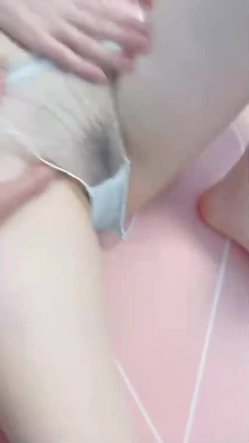 刚练完瑜伽的淫荡小嫂子❤️迫不及待和小叔子做爱 一边操嫂子一边跟闺蜜通电话吓得语无伦次无水印版