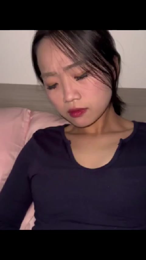 在孩子面前被扛肩无套猛插高潮连连秒变听话小母狗