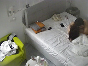 公寓酒店花臂男酒店猛操长发美女 还对着镜子自拍留念 还让美女换上女仆满足男人的淫癖 (2)