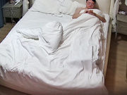 眼镜男有点东西 点妞都一次性点两个 丰腴姐妹花穿上情趣蕾丝被双飞 可惜实力欠缺 有点白瞎了
