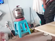 猎奇：工地附近民工老头们的泄火乐园，艹逼过程有说有笑，拍摄老哥直接怼着下体看鸡巴艹老逼！