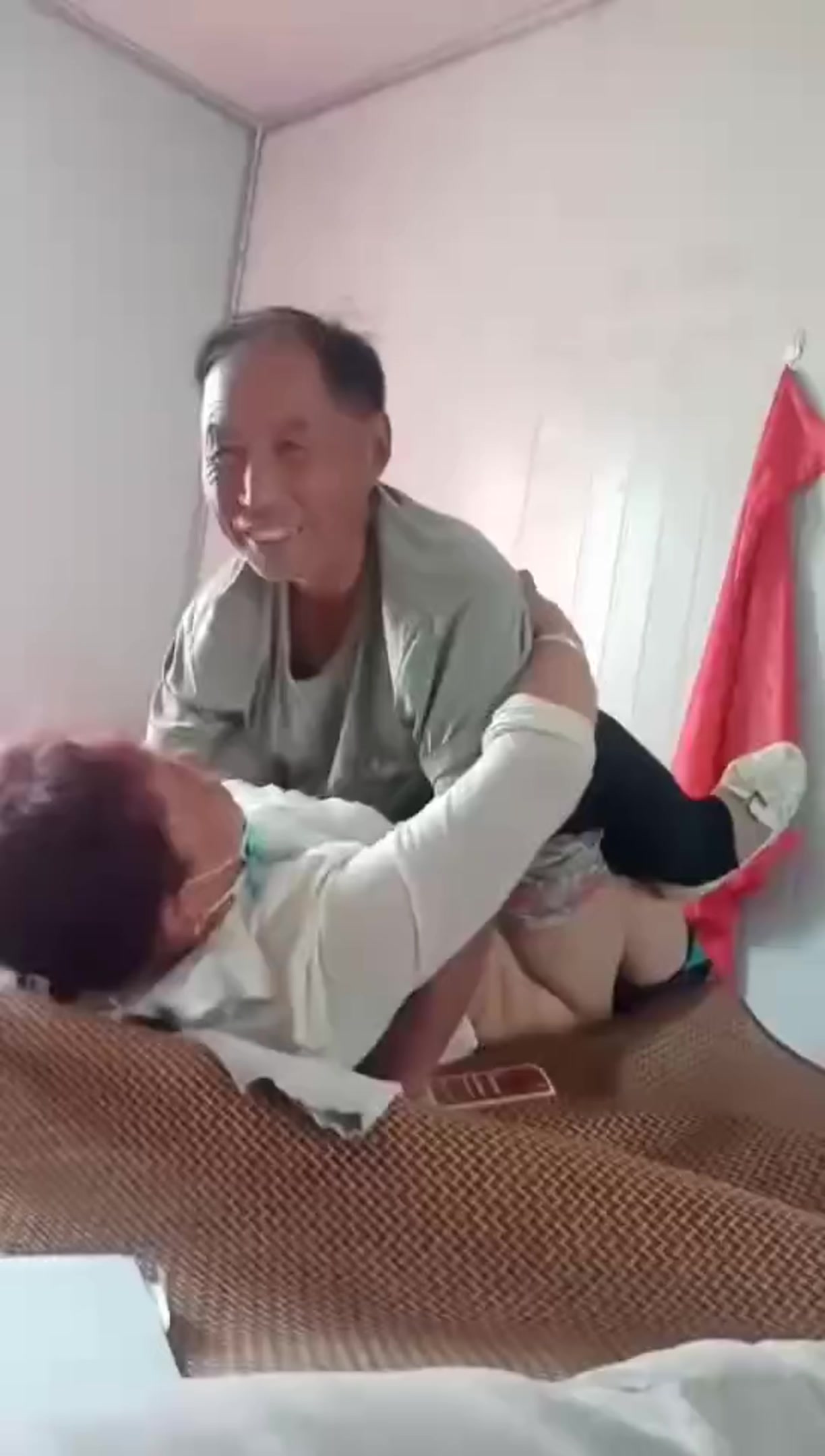 猎奇：工地附近民工老头们的泄火乐园，艹逼过程有说有笑，拍摄老哥直接怼着下体看鸡巴艹老逼！