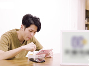 【情欲按摩店】当着她老公的面悄悄爽操美艳风骚房东太太
