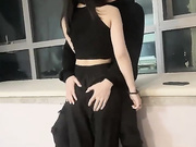 KU約外圍人氣學生妹，苗條身材長腿妹子，蹲著口交舔屌抬腿抽插，放在桌子上大力撞擊