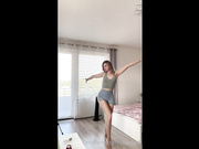 OF很像寡姐-斯嘉丽的超高颜值嫩模dionkadi，小奶子超翘臀美腿，好莱坞明星级颜值，自慰和啪啪，超符合国人审美