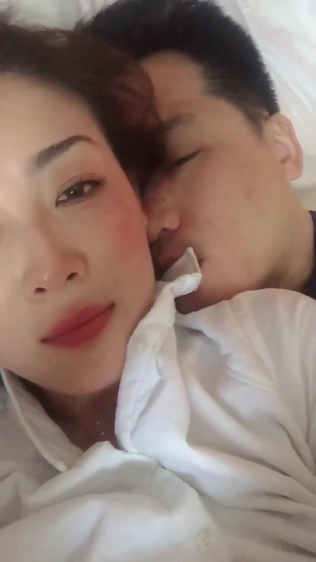 【贵在真实】如此漂亮的韵味少妇，三点竟然还是粉的，和黝黑猥琐工程老板偷情，老板舔的她太舒服 想尿尿，表情很浪